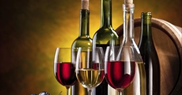Foto di bicchieri e bottiglie di vino di varietà diverse - Come scegliere un vino?