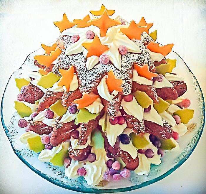 Pandoro farcito con mascarpone e decorato con frutta e biscotti a forma di abete natalizio - Ricetta