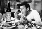 Foto del celebre film dove Alberto Sordi mangia la pasta