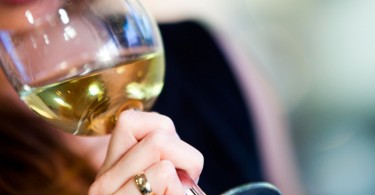 Bicchiere di vino bianco con ragazza che beve - EFW