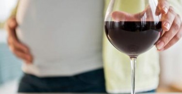 Donna incinta con calice di vino rosso - EFW - Vino in gravidanza