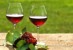 perché il vino è rosso, due calici e un grappolo d'uva - EFW