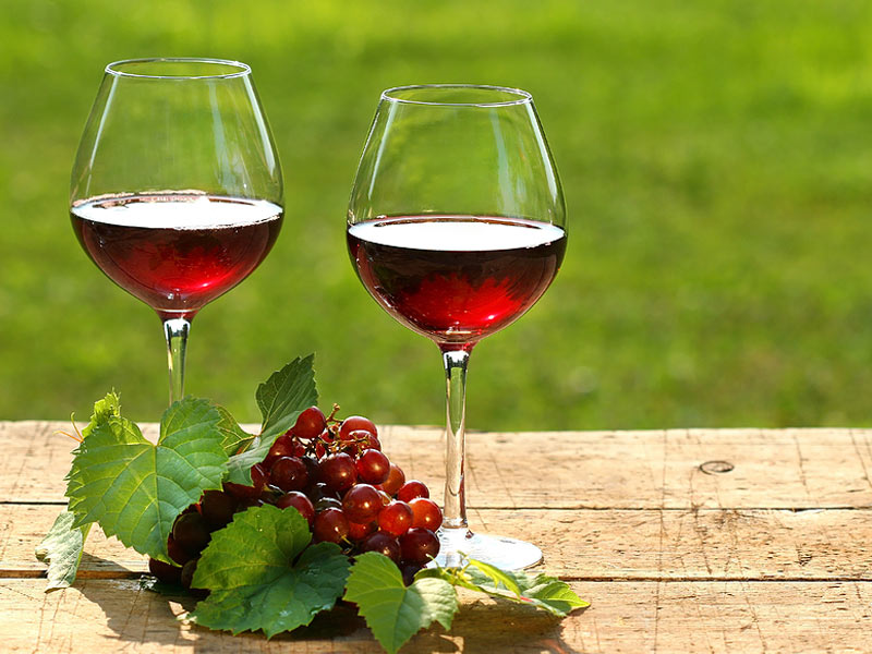 perché il vino è rosso, due calici e un grappolo d'uva - EFW