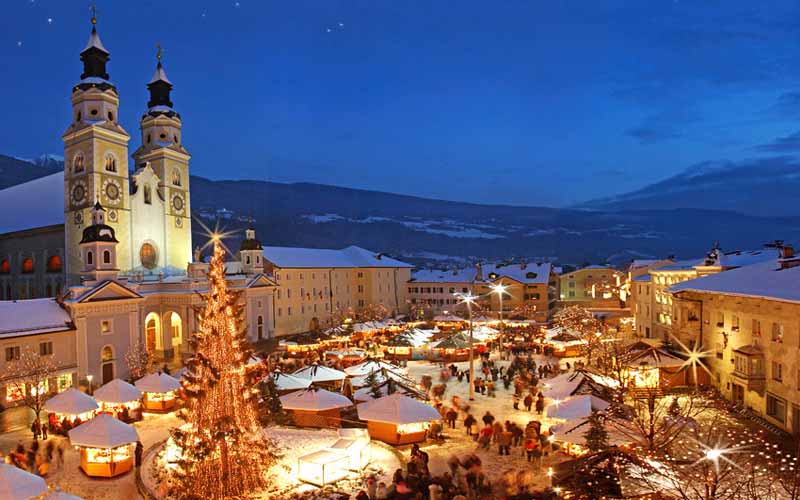 Mercatini di Natale, vista dall'alto di città sotto la neve - Enjoy Food & Wine