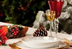 Specialità natalizie - tavola con piatto e bicchiere addobbata perle feste - Enjoy Food & Wine