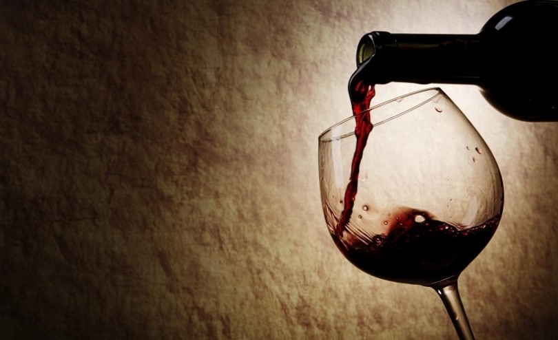 Versare vino bottiglia e calice | Enjoy Food & Wine