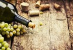 Bottiglia su pavimento e uva | Enjoy Food & Wine