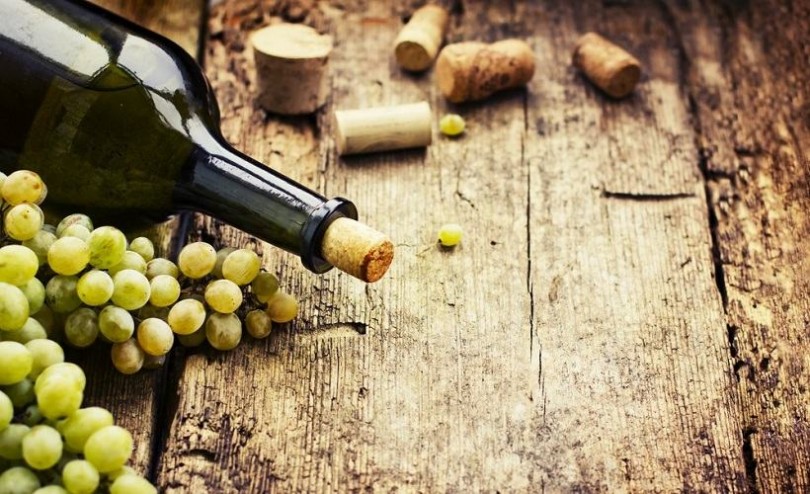 Bottiglia su pavimento e uva | Enjoy Food & Wine